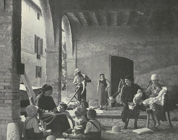 Donne che accudiscono bambini a Parma tratto da Arturo Marescalchi, Il volto agricolo dell'Italia, Milano, Touring Club italiano, 1936