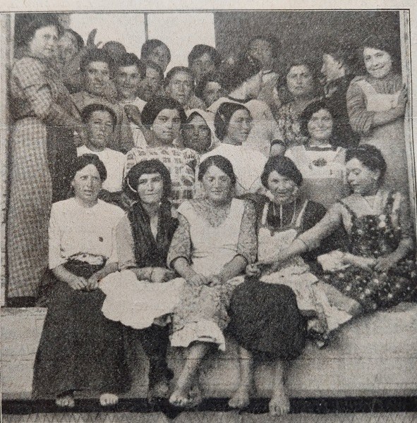 Gruppo di operaie a Massalombarda in posa per la foto tratto da Giornale di agricoltura della Domenica, 28-07-1913