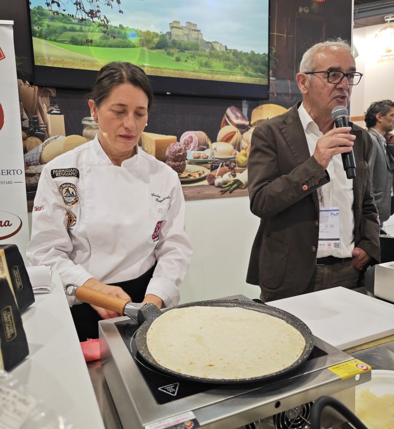 La maestra di cucina Carla Brigliadori e il Presdente del Consorzio della Piadina Alfio Biagini, ph. Dell'Aquila