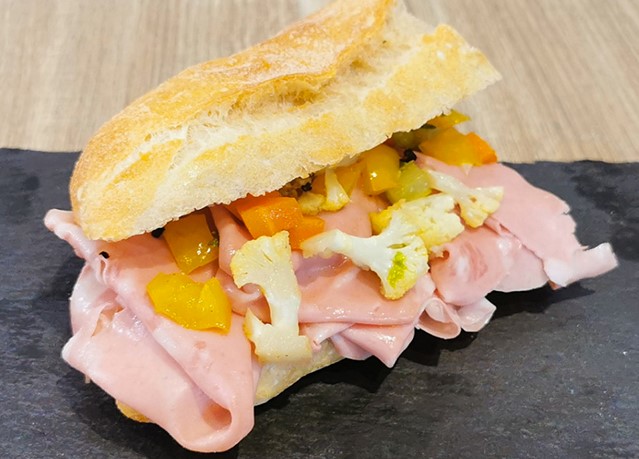 Uno dei panini creativi preparati da Daniele Reponi con la mortadella Bologna Igp, ph. Consorzio