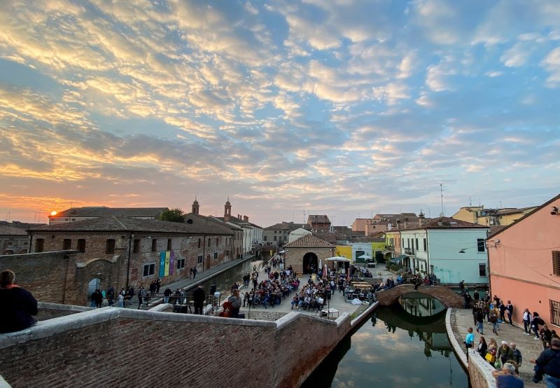 Centro di Comacchio al tramonto durante la sagra, foto pagina ufficiale dell'evento