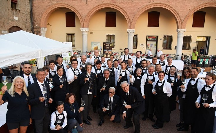 Gruppo di sommelier di AIS Emilia e Romagna in piazza Municipale a Ferrara