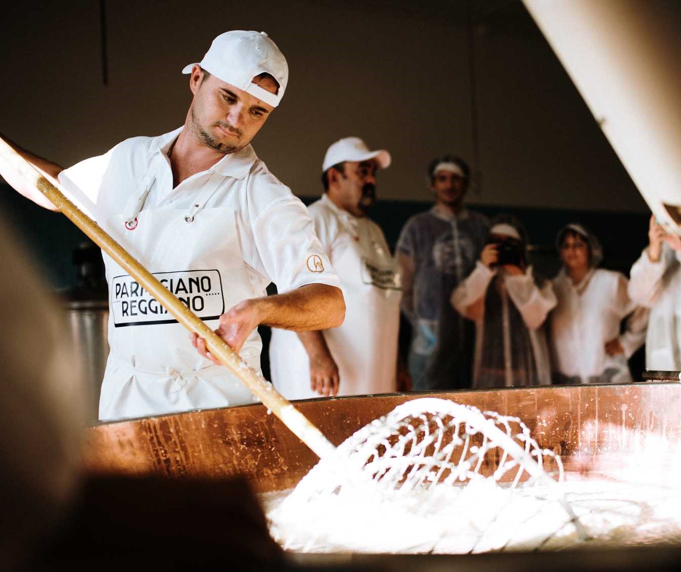 Casaro al lavoro, ph Consorzio del Formaggio Parmigiano Reggiano