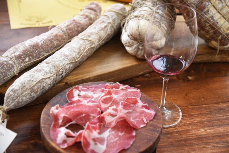 Coppa di Parma Igp, Salame Felino Igp e calice di vino, foto Dell'Aquila