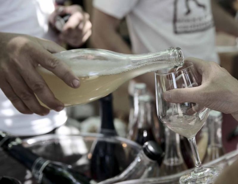 Degustazione vino rifermentato in bottiglia, ph. pagina Emilia Sur Lì 