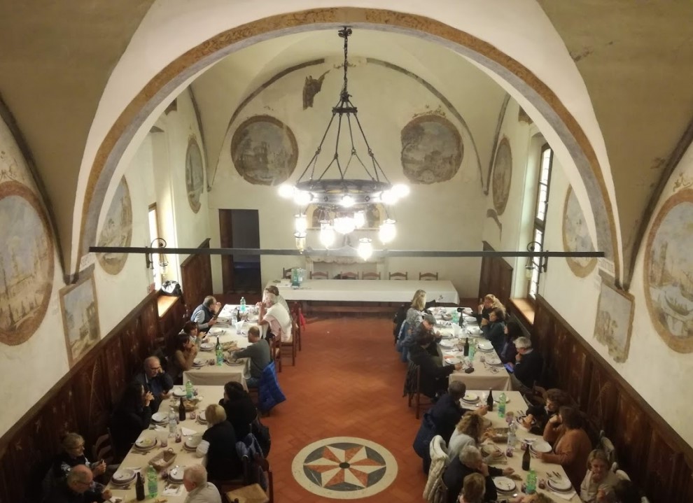 Pranzo del pellegrino nel refettorio della Badia di Torrechiara, ph. Assapora Appennino
