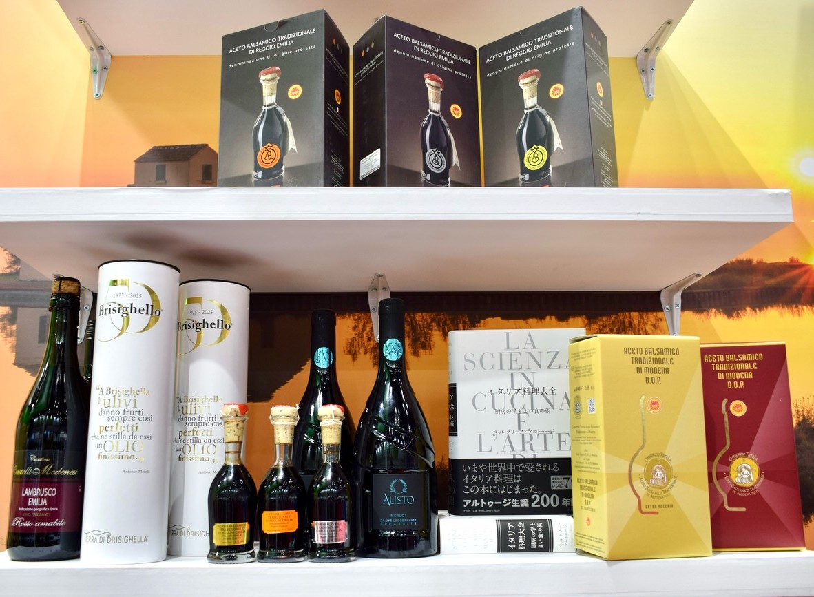 Prodotti dop in esposizione allo stand: olio Brisighella Dop, Aceto Balsamico tradizionale di Modena Dop, Aceto Balsamico tradizionale di Reggio Emilia Dop e vini regionali