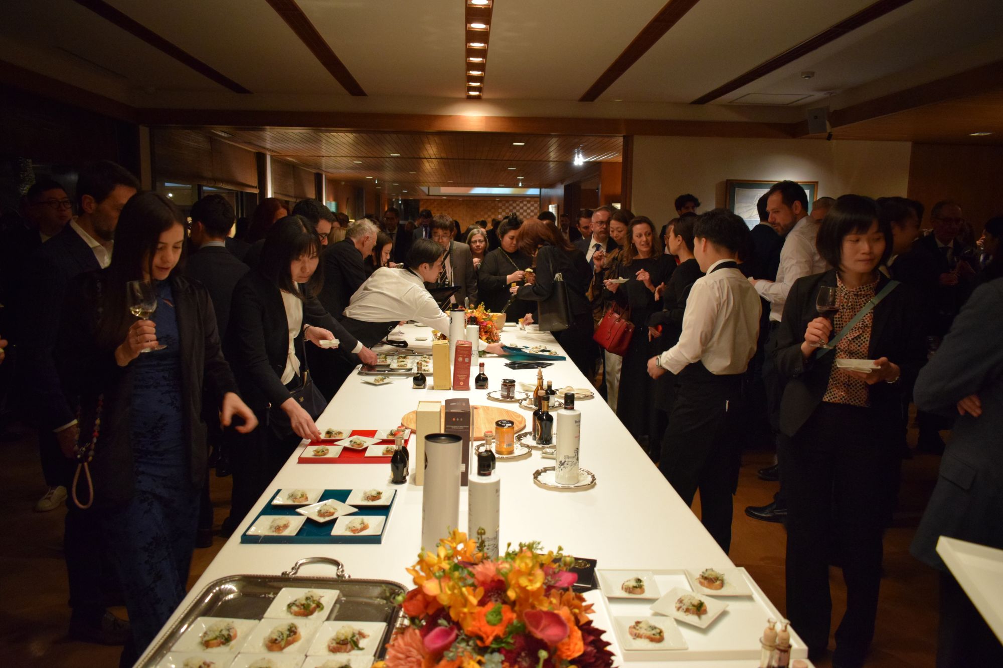 Tavolo di degustazione e ospiti all'evento serale presso l'ambasciata italiana a Tokyo