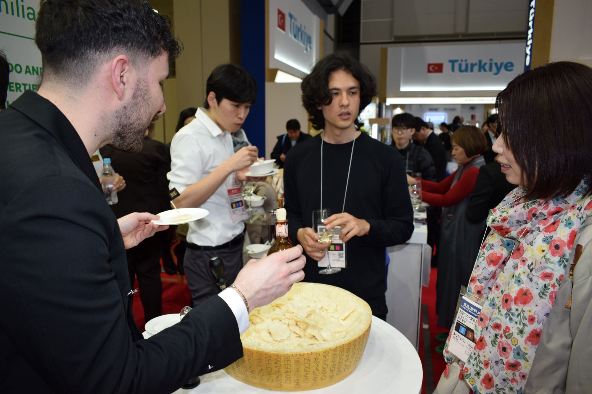 Staff di Casa Artusi e pubblico durante l'inaugurazione dello stand