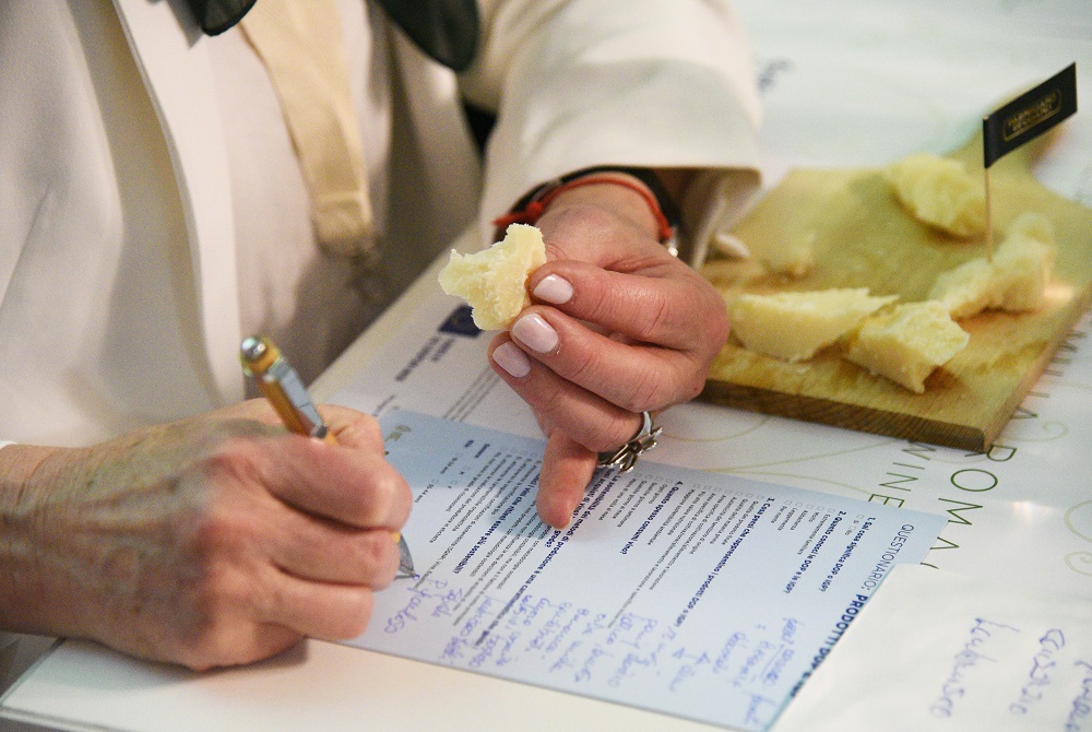 Masterclass_ParmigianoReggiano_vinitaly23_phDell'Aquila.JPG