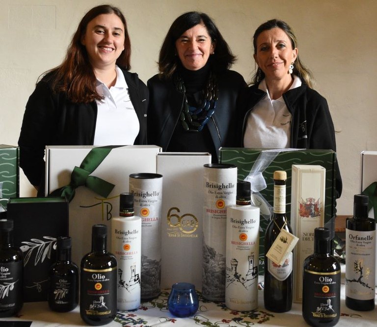 Rappresentanti del Consorzio Olio Brisighella Dop con bottiglie di olio, foto F. Dell'Aquila