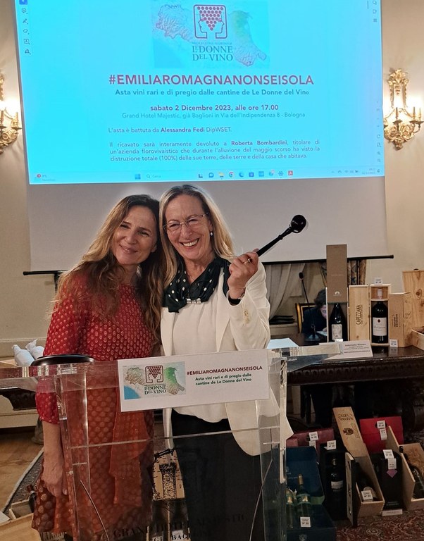 Antonietta Mazzei e la wine educator Alessandra Fedi che ha presentato l'asta