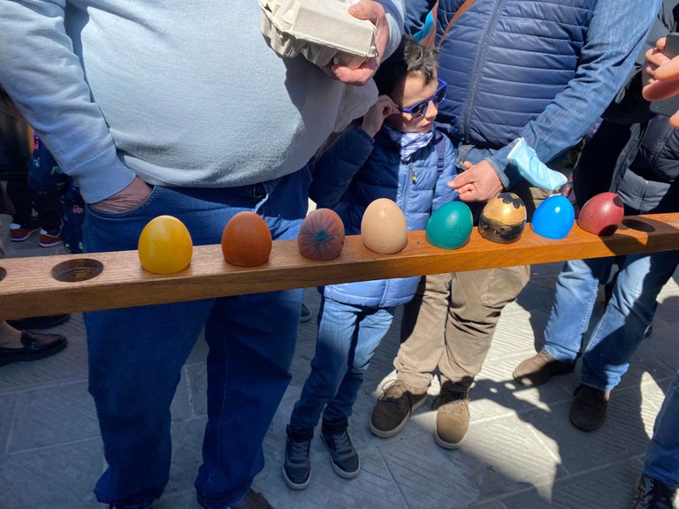 uova colorate allineate per la sfida del coccetto
