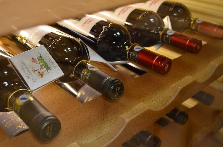 Scaffale con bottiglie di vino, ph. premagraphic Pixabay