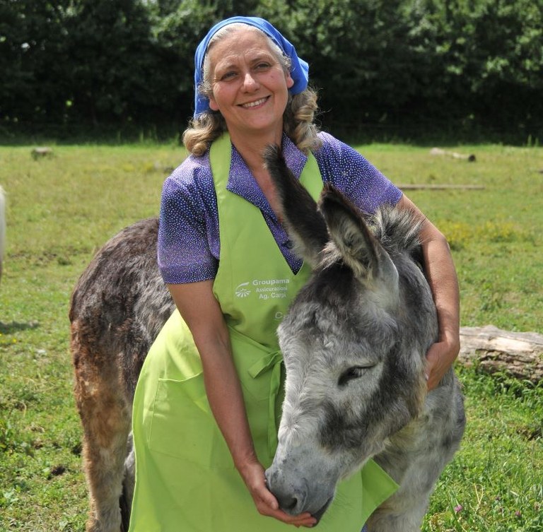 Cristina Boschi fattoria Antica Golena di Guastalla con un asino, ph. Dell'Aquila
