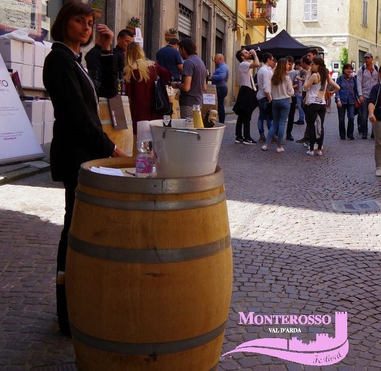Postazione di degustazione vini a Castell'Arquato, ph. pagina FB del Festival