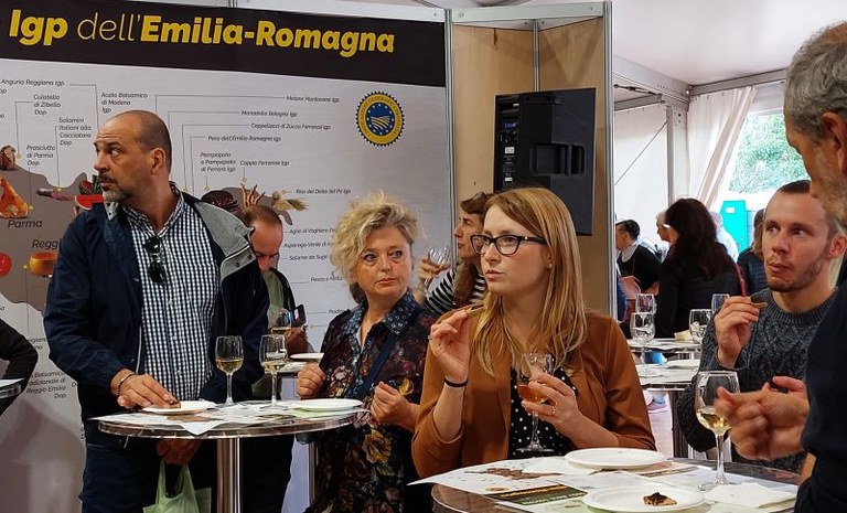 Degustazioni allo stand Emilia-Romagna nell'edizione 2022, ph. Dell'Aquila