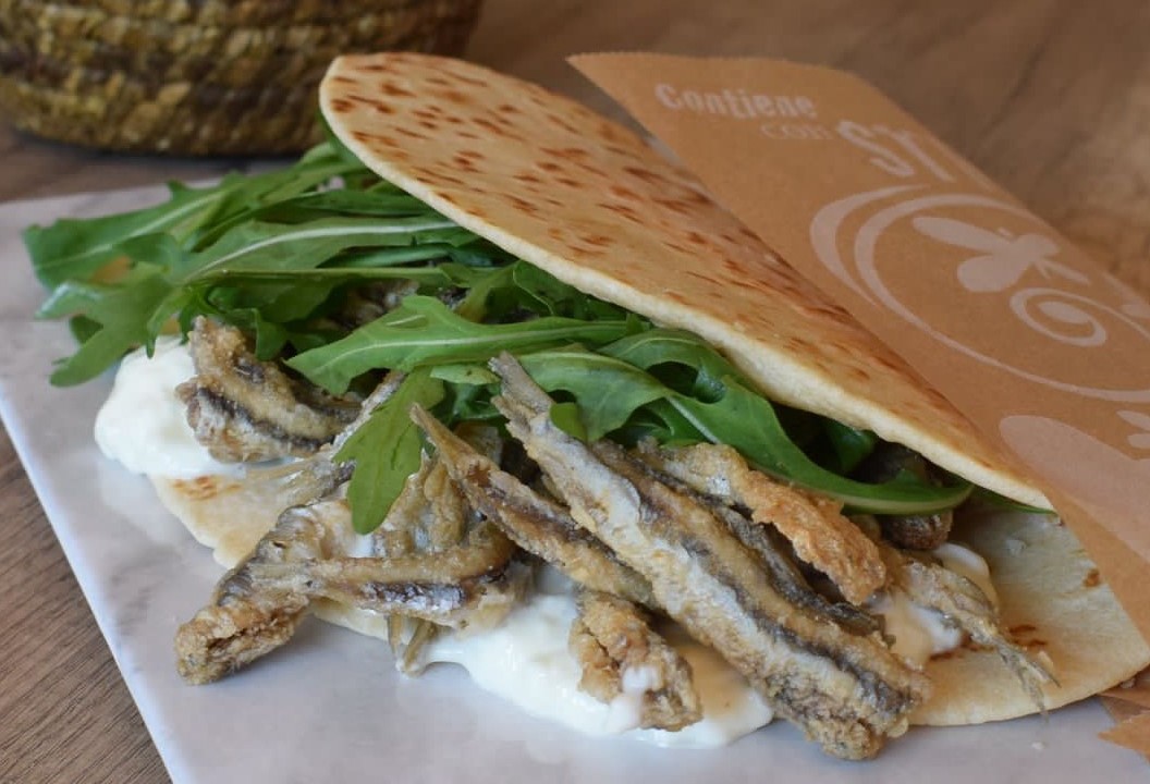 Piadina farcita con sardoncini e rucola