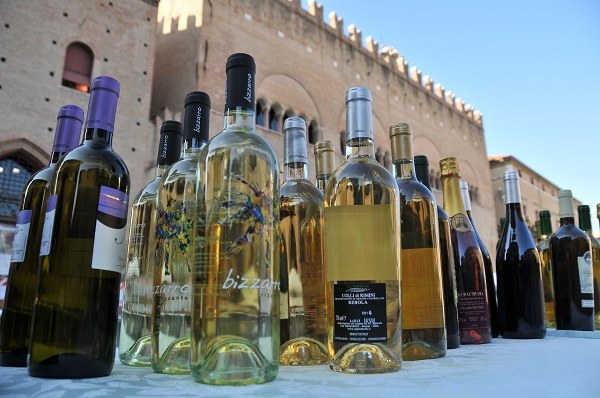 Bottiglie di vino in piazza a Rimini - foto Dell'Aquila