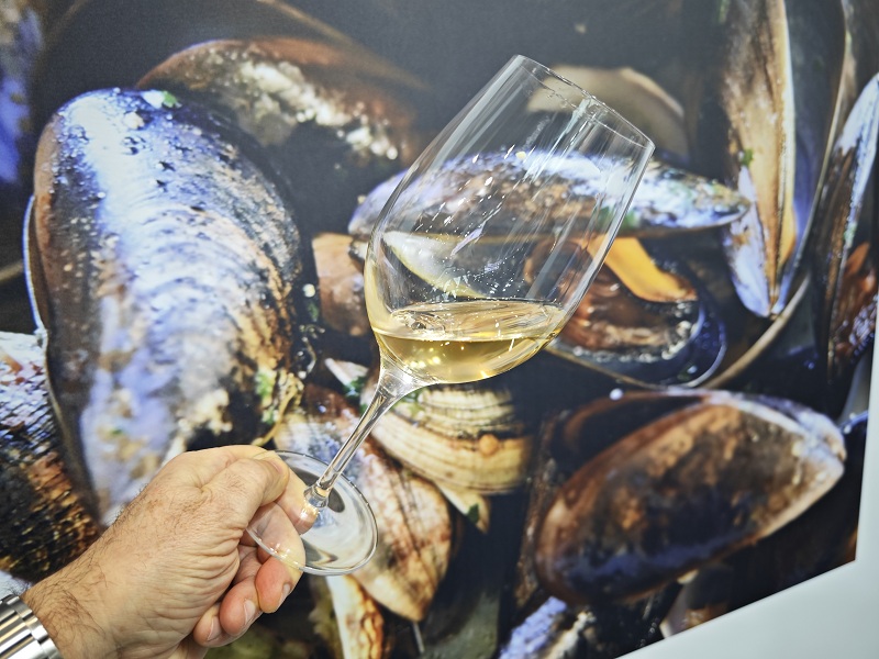 Calice di vino con mitili - foto Dell'Aquila