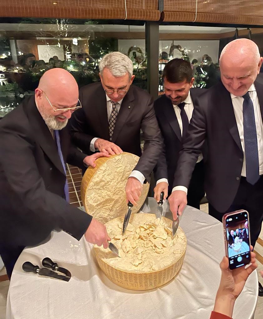 Apertura forma di Parmigiano Dop - foto Dell'Aquila