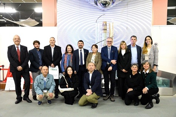 La delegazione regionale e i ricercatori - foto Dell'Aquila.jpg