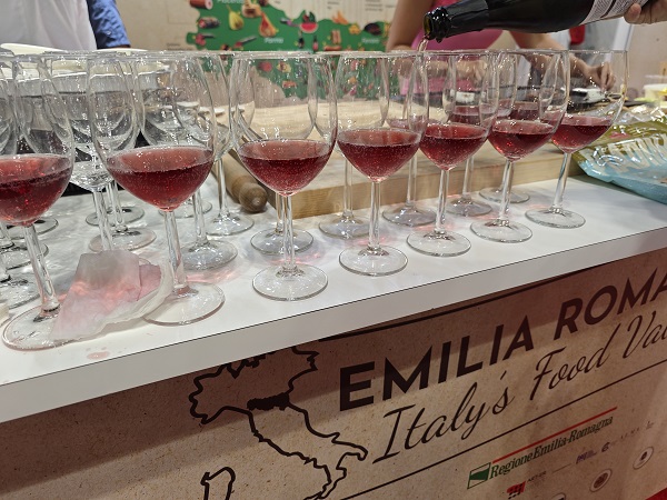 Bicchieri di Lambrusco al Summer Fancy Food New York - foto Dell'Aquila