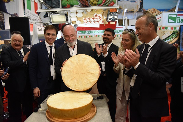 L'apertura della forma di Parmigiano Reggiano Dop griffata ‘Emilia-Romagna Food Valley’ - foto Fabrizio Dell'Aquila 