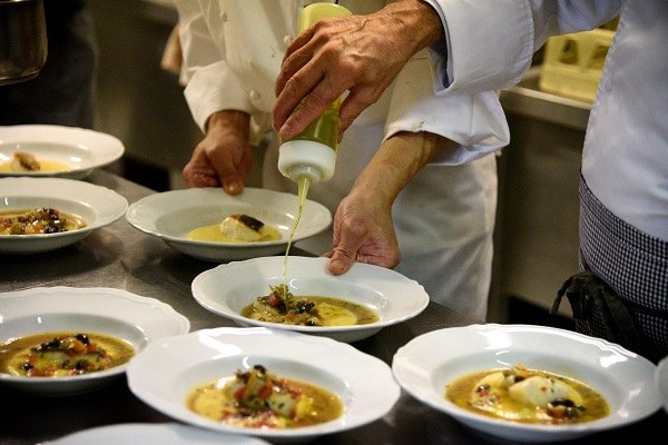 La preparazione dei piatti degli chef - foto Dell'Aquila