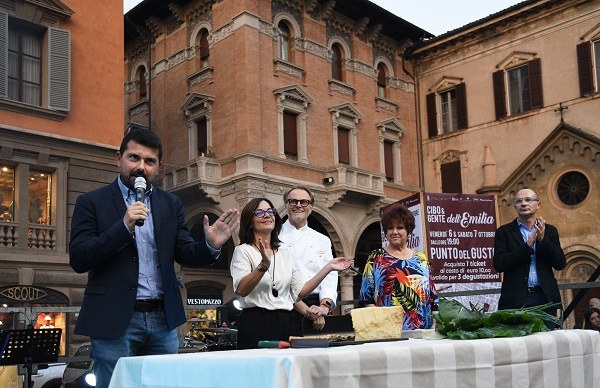 L'assessore Mammi, lo chef Vezzani e Orietta Berti a Cibo e gente dell'Emilia 6_10_2023 Reggio Emilia foto Dell'Aquila.JPG
