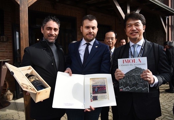 Fabio Minzolini, titolare az Merlotta, Marco Panieri sindaco di Imola, e governatore Kazuhiko Oigawa - foto Dell'Aquila