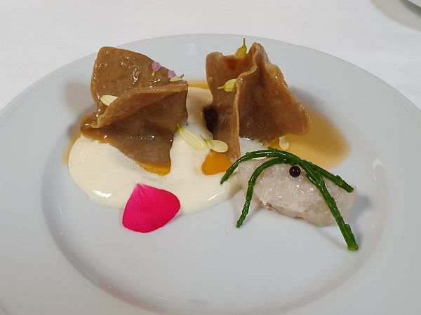 Diamanti di sfoglia alla castagna ripieni di Casciotta D’Urbino, salicornia, spuma di Fossa, cruditè di scampi e caviale di balsamico