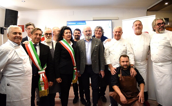 Chef Valentino Marcattili, Sindaco Comacchio Pierluigi Negri, Prof. Giuseppe Castaldelli, Chef Salvatore Tassa, Direttore Copego Massimo Genari, Sindaca Goro Marika Bugnoli, Assessore regionale Alessio Mammi, Presidente Regione Stefano Bonaccini e gli Chef Fulvio Pierangelini, Igles Corelli, Gianfranco Vissani, Philippe Leveille, Giorgio Mercandelli - foto Dell'Aquila