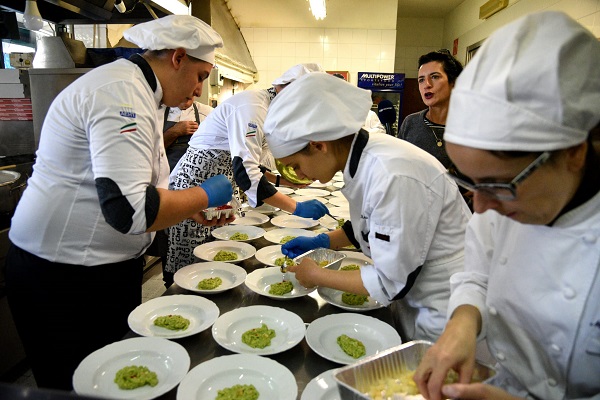 Gli chef al lavoro in cucina - foto Dell'Aquila