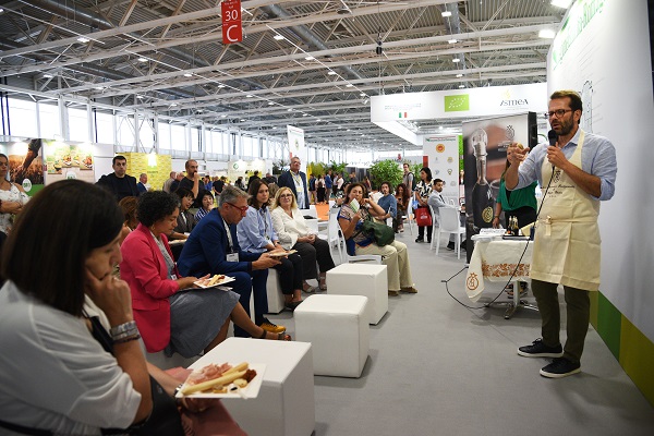 Un momento delle degustazioni allo stand regionale - foto Dell'Aquila