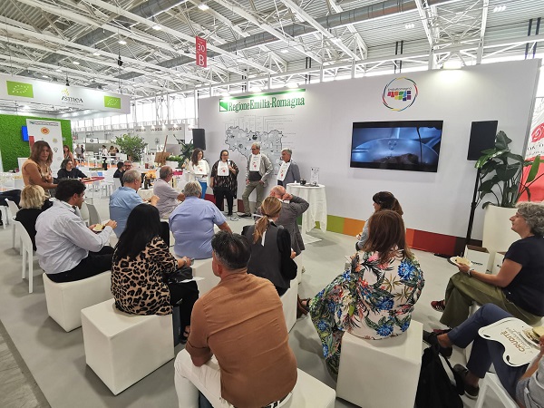 Una degustazione allo stand regionale - foto Dell'Aquila