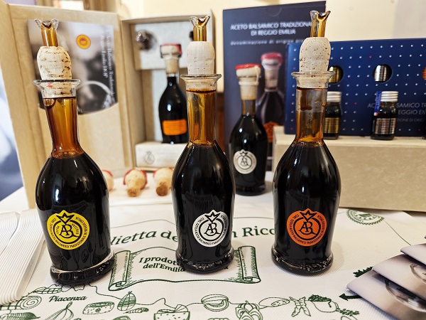 Aceto balsamico tradizionale di Reggio Emilia Dop - foto Dell'Aquila