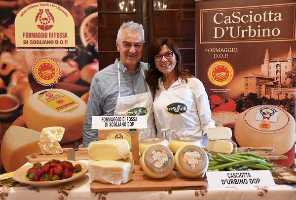 Formaggio di Fossa Dop e Casciotta Urbino Dop - foto Dell'Aquila