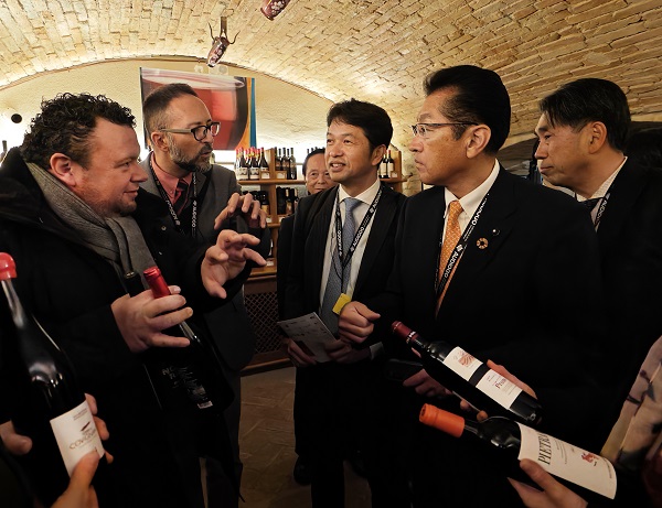 La delegazione in visita all'Enoteca di Dozza - foto Dell'Aquila