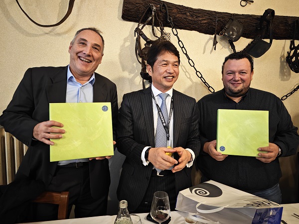 Renzo Armuzzi dirigente Assessorato Agricoltura, Davide Frascari presidente Enoteca, Kazuhiko Oigawa governatore -  foto Dell'Aquila Fabrizio