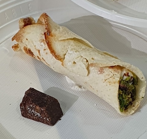 Il piatto con il cannolo di piadina Igp e cioccolato di Modica 