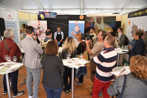 Degustazioni allo stand Emilia-Romagna nell'edizione 2022, ph. Dell'Aquila