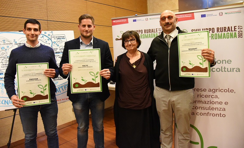 I tre premiati categoria sostenibilità ambientare con la dirigente Schipan_foto Dell'Aquilai