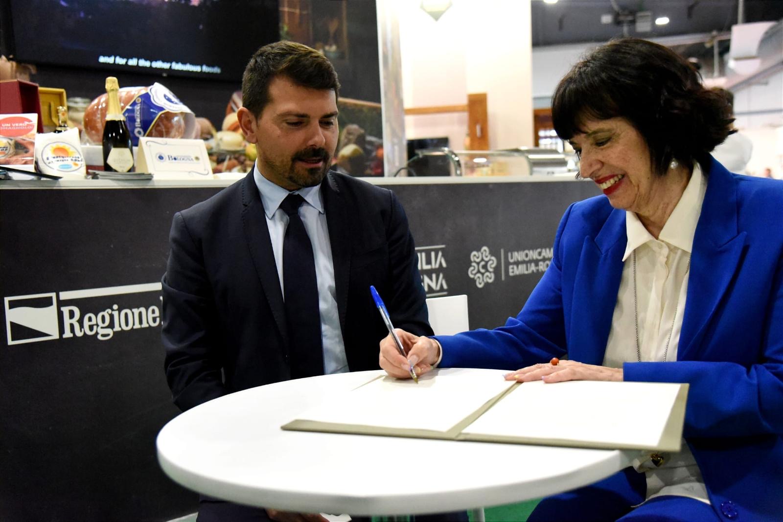 La firma del protocollo - Alessio Mammi e Laila Tentoni