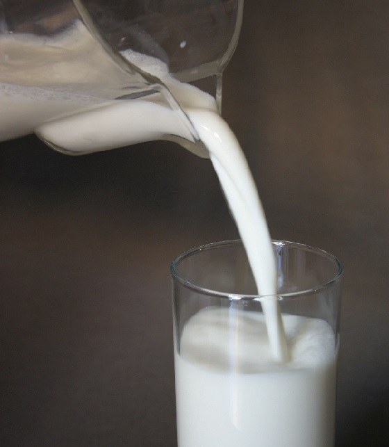 Latte versato nel bicchiere - foto Dell'Aquila