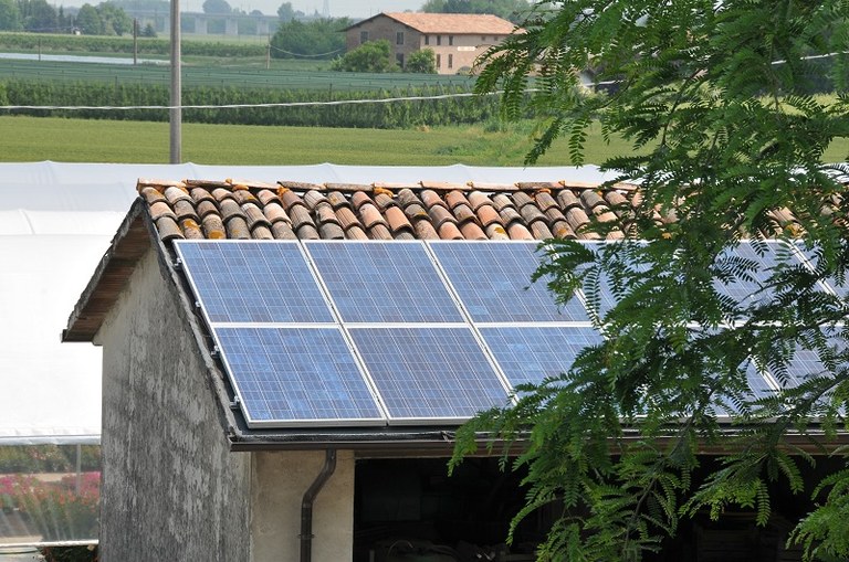 Fotovoltaico su tetto agricolo - foto Dell'Aquila Fabrizio.jpg