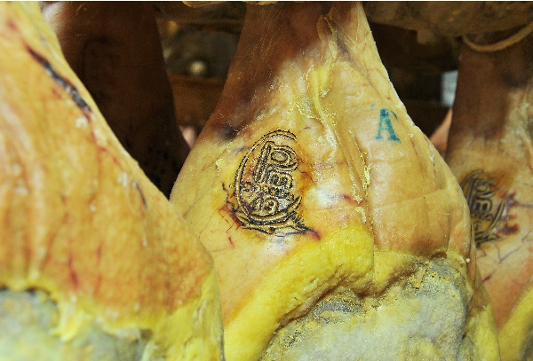 prosciutto Modena Dop marchio foto Dell'Aquila.jpg