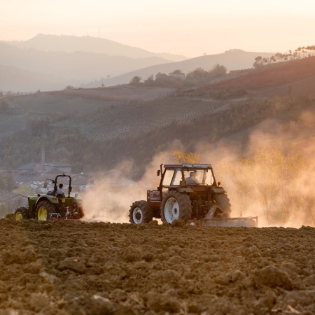 Trattori al tramonto nella campagna dell'Emilia-Romagna (Fonte Claudio Fornaciari da Pexels)