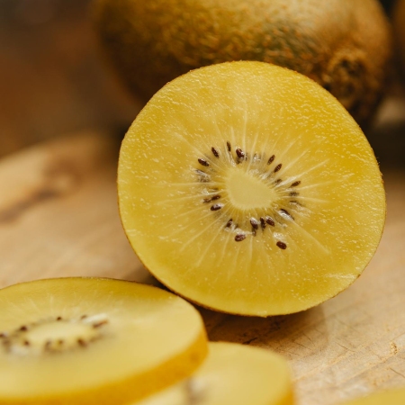 Primo piano di fette di kiwi giallo (Fonte Any Lane da Pexels)