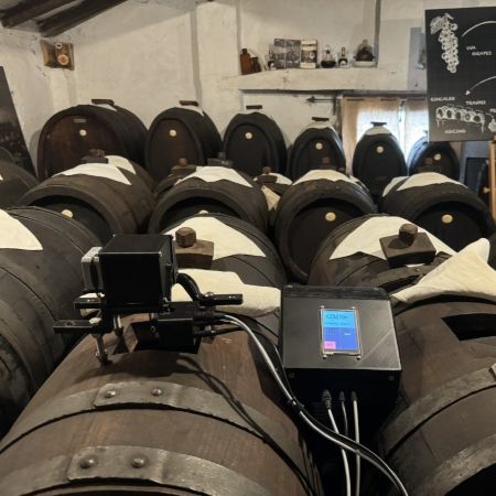 Prototipo di misuratore costituito da un “core”, in appoggio sulla botte, contenete i sensori ed un “case” contenente l’elettronica di controllo (Fonte La Ca’ dal Non Acetaia)